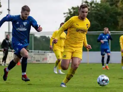 Paul Tepe (am Ball, hier im Heimspiel gegen Frisia Wilhelmshaven) und seine Beverner Mitspieler wollen dem 0:4 in Sch&uuml;ttorf eine gute Leistung entgegensetzen.
