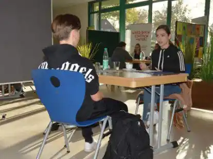 Sprach beim Azubi-Speeddating mit Sch&uuml;lern der Oberschule Bookholzberg &uuml;ber m&ouml;gliche Berufswege im Gesundheits- und Sozialbereich: Physiotherapeutin Nathalie D&ouml;hnert von der Berufsschule IWK in Delmenhorst.
