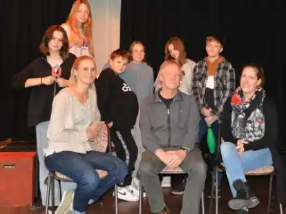 Beim Theaterworkshop f&uuml;r Sch&uuml;lerinnen und Sch&uuml;ler aus der Ukraine am Mariengymnasium in Jever: Die Kinder hatten viel Spa&szlig;, gemeinsam mit (sitzend von links) Stefanie Kaufmann von der Jungen Landesb&uuml;hne, dem ehemaligen Lehrer Jens Marnowsky und Lehrerin Merle Kraft.