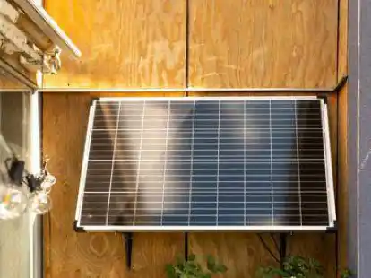 Sogar Mieter k&ouml;nnen auf dem Balkon Solarstrom erzeugen - mit solchen Paneelen mit gew&ouml;hnlichem Schuko-Stecker.