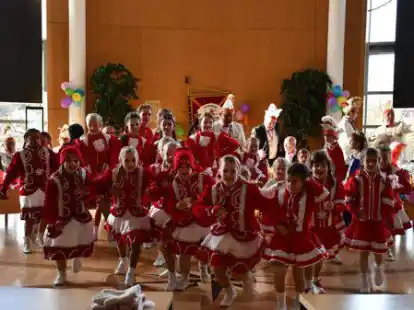 Ausgelassen feierten die Cloppenburger Karnevalisten die erfolgreiche Erst&uuml;rmung des Rathauses beim anschlie&szlig;enden Empfang im Ratssaal.