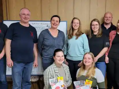 Das neue Vorstandsteam des Radfahrervereins Hengstlage: (von links) J&ouml;rn Friederichs, Holger Arnke, Gabi Schrader, Claudia Janzen, Chanel B&uuml;sing Kirstein, Hendrik Knief und Jane Hinrichs knieend: Marieke Ostendorf und Sarina Gohde.