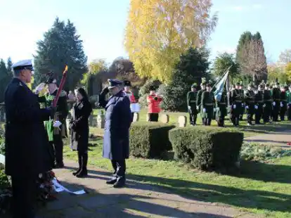 Gedenkminute am Ehrenmal auf dem Wildeshauser Friedhof: Dort hatten Vertreter der Freiwilligen Feuerwehr, der Sch&uuml;tzengilde und der Reservistenkameradschaft Kr&auml;nze niedergelegt.