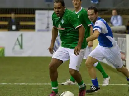 Damals Gegner, bald Teamkollegen: Beim Hallenturnier in Oldenburg im Jahr 2014 spielte Alexander Nouri (rechts) noch f&uuml;r den VfB Oldenburg. Im Januar wird er an der Seite von Ailton im Werder-Trikot auflaufen.