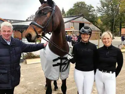 Freude &uuml;ber den Bundestrainertag in Varel: Der Bundestrainer der Dressurreiter Hans-Heinrich Meyer zu Strohen, Reiterin Tessa Frank mit &bdquo;Barcelo&ldquo; und Pferdehof-Eigent&uuml;merin Birte Wiese-Busch.