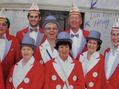 K&ouml;lner Frohgem&uuml;ter und ein Emder: Frauen mit Zylinder, M&auml;nner mit Spitzhut und unter ihnen Henry Petersen (oben rechts) in New York.