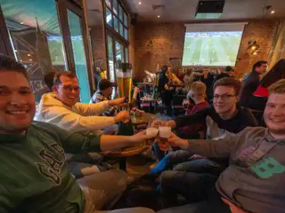 Sie feuerten die deutsche Nationalmannschaft bei ihrem ersten Spiel in Katar an: Joel Alheidt (von links), Jannes Kleimann, Steffen Koopmanns und Immo Ibelings verfolgten das Spiel im Oldenburger Big Ben Pub.