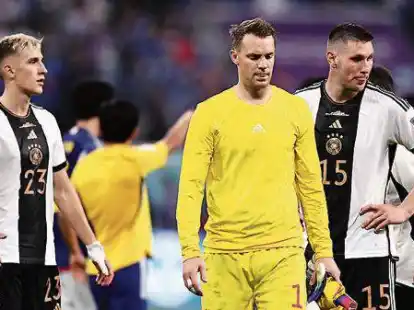 Bedr&ouml;ppelt: (von links) Nico Schlotterbeck, Torwart Manuel Neuer und Niklas S&uuml;le