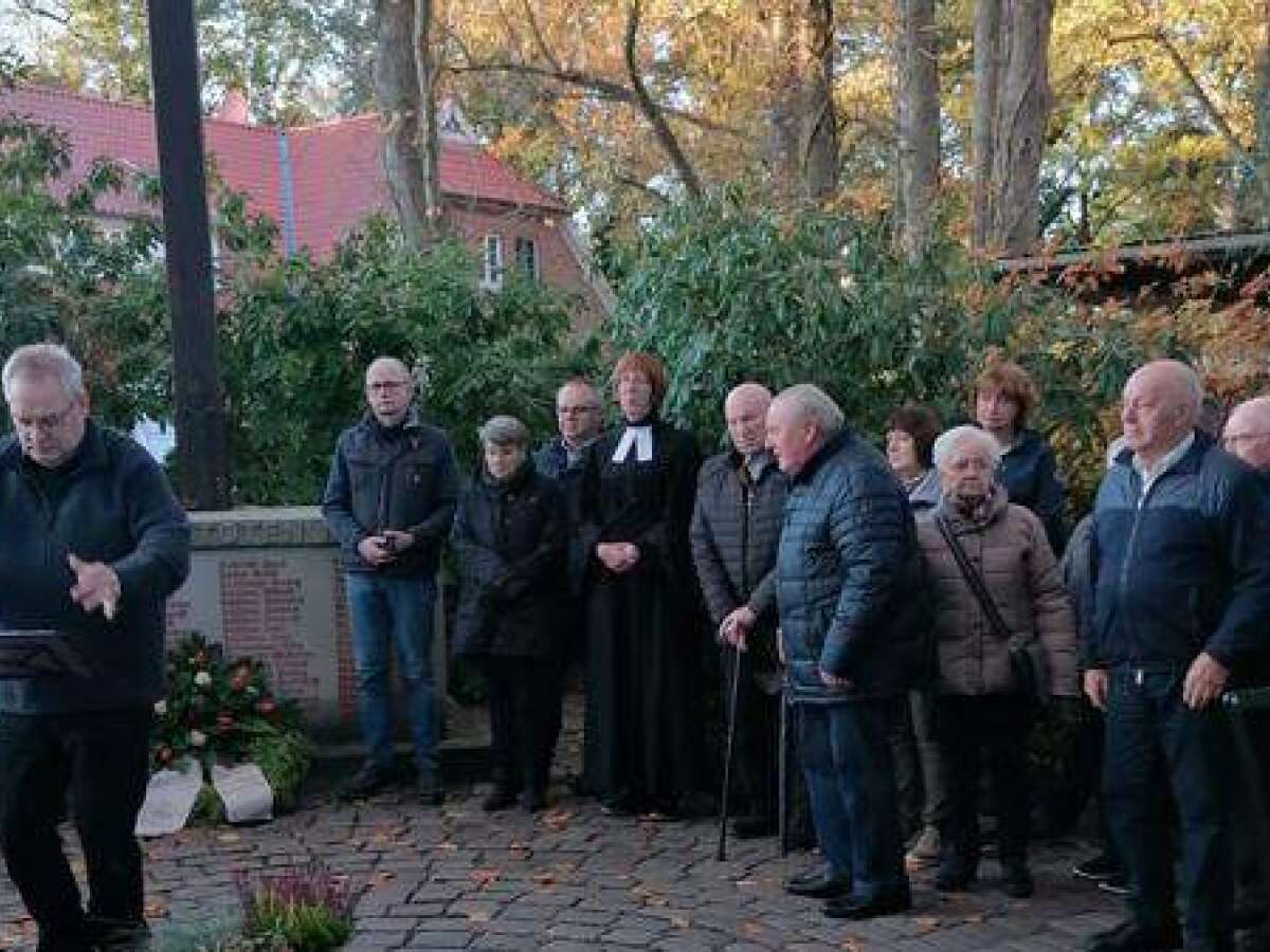 Volkstrauertag In Tweelbäke: Zahlreiche Menschen Bei Kranzniederlegung ...