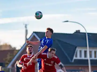 Obenauf: Der STV Bar&szlig;el (blaues Trikot) bezwang im Derby die Viktoria aus Elisabethfehn mit 1:0.