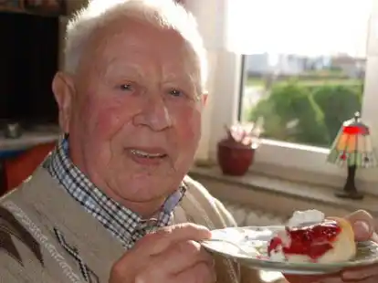 Aber bitte mit Sahne: Peter Peters aus Sande wird an diesem Dienstag 90 Jahre alt.