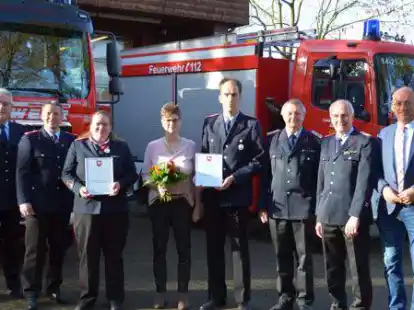 Ehrungen bei der Freiwilligen Feuerwehr Ipwege-Wahnbek (von links): J&uuml;rgen Scheel, Sven Linck, Anke Linck, Sandra Wucke, Thomas Wucke, Ingo Riediger, Dieter Kohlwes und Lars Krause