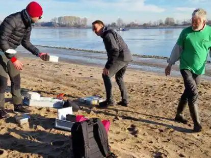 Franco Pasolini, Dr. Bruno Walther und Meinolf Leifert (von links) legen Sammelboxen an die entsprechenden Probeentnahmestellen aus.