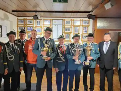 Ehrungen (v.l.): Brudermeister Franz Breckweg, Heiko Kemper, Adolf Bremer, Josef Westerkamp, Bernd Westerkamp, August Nordenbrock, Matthias Tebben, Heiko Otten, K&ouml;nig Rolf Timmen, Schie&szlig;meister Carsten Looschen