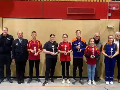 Die stolzen Sieger des Brennball-Turniers der Jugendfeuerwehren des Landkreises Wesermarsch.