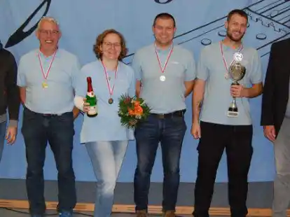 Freuen sich &uuml;ber den Sieg des Huder Teams: (von links) Der Vorsitzende des Jakkolo-Sport-Club Niedersachsen Marcel Viand, die neuen Niedersachsenmeister Frank Oltmanns, Bettina Hohnholz, Fabian und Matthias Oltmanns vom Jak Kuh Clan sowie Hudes stellvertretender B&uuml;rgermeister Bernd Stolle.