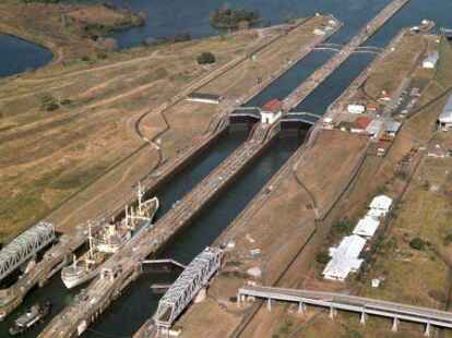 Historische Aufnahme der Miraflores-Schleuse des Panamakanals.
