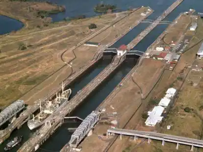 Historische Aufnahme der Miraflores-Schleuse des Panamakanals.
