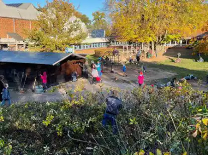 An der Grundschule Heide in der Gemeinde Ganderkesee haben mehr als 100 Freiwillige den Schulhof aufgeh&uuml;bscht.
