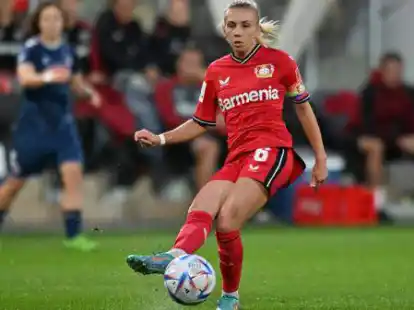 Bayer-Elfe mit Kapitänsbinde: Die Ahlhornerin Elisa Senß spielt seit dem Sommer bei Bayer Leverkusen in der Fußball-Bundesliga.