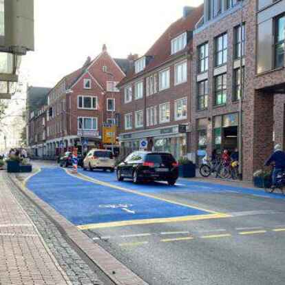 Rund 16.000 Euro haben die neue Farbe und die Piktogramme entlang der Neutorstra&szlig;e gekostet.