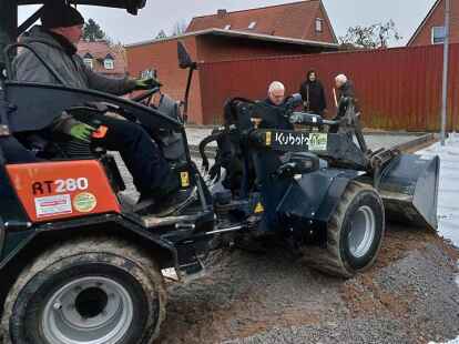Bruchsand wird aufgefahren: Allein davon verarbeitet der Bautrupp rund 30 Tonnen auf dem neuen Boule-Gel&auml;nde.
