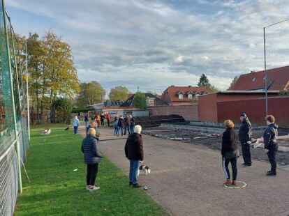 Spielen auf dem provisorischen Boule-Feld: So l&auml;uft es seit vergangenem Jahr. Rechts entstehen inzwischen die wettkampftauglichen Bahnen.