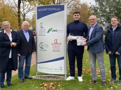 F&uuml;r die Spendensumme und den gro&szlig;artigen Einsatz der BBS Friesoythe bedankte sich die Stiftung Caritas-Verein Altenoythe mit einem Stiftungsstein und einer Chronik: (v.l.) Marlies Bornhorst-Paul, Heiner Bahlmann, Leart Bashota, Andreas Wieborg  und Bernd Schrand