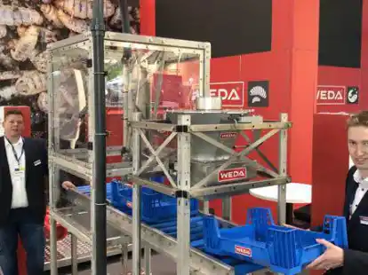 Erkl&auml;ren Mischsystem bei der Insektenf&uuml;tterung: Jens Feldhaus (li.) und Gerriet Niehues von der Firma Weda aus Lutten