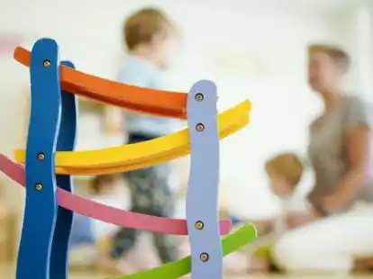 Einer Erzieherin spielt mit Kindern in einer Kita: Damit weiterhin gen&uuml;gend Fachkr&auml;fte zur Verf&uuml;gung stehen, werden in Westerstede neue Wege eingeschlagen.