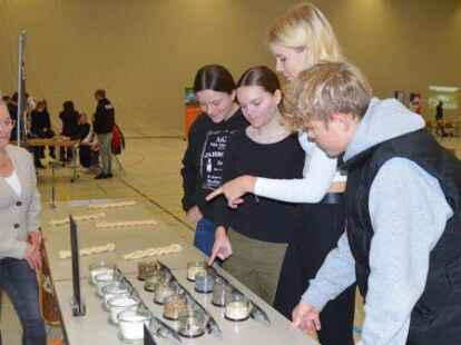 Bei Ausbilderin Hauken Frers (links) von der B&auml;ckerei Weymann konnten die Sch&uuml;lerinnen und Sch&uuml;ler unter anderem Hefez&ouml;pfe flechten und Mehlsorten bestimmen.