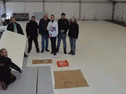 Mitten im Aufbau (von links): Christian Freesemann, Alexander Satler (beide Firma Koss), Francisco Cruz Sanchez (Firma &bdquo;XTraice&ldquo;), CM-Gesch&auml;ftsf&uuml;hrer Hubert Kulgemeyer, CM-Mitarbeiterin Conny Meyer, Jan Heckmann (Inhaber Firma Koss), Karin Schwarz (Firma &bdquo;XTraice&ldquo;)