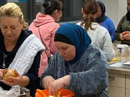 Gemeinsam kochen und essen: Auf diese Weise lernen sich in der Gemeinde Gro&szlig;enkneten Menschen kennen. Ausl&auml;nder k&ouml;nnen so auch ihre Deutschkenntnisse verbessern.