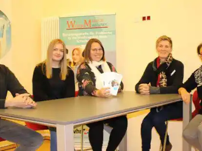 Hauke Grzibek (Landkreis), Marla Brand (KVHS), Anke Renken (KVHS), Anne Francksen (KVHS) und Edeltraut Barth (KVHS, von links) freuen sich, dass das Projekt WeserMarsch Mallows auch nach dem Auslaufen der F&ouml;rderung weitergef&uuml;hrt wird.