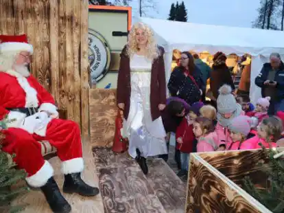 Auch der Nikolaus wird auf dem vorweihnachtlichen Budenzauber in Kamperfehn erwartet.