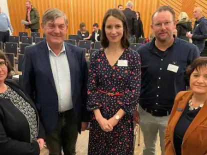 Gastgeber und Referenten des Unternehmerfr&uuml;hst&uuml;cks in Schortens: K&auml;mmerin Elke Idel und B&uuml;rgermeister Gerhard B&ouml;hling, Referentin Dr. Regina Flake vom Institut der Deutschen Wirtschaft, der Schortenser Unternehmer Daniel Heins (WLC Nord GmbH) und Heide Schr&ouml;der-Ward vom Stadtmarketing.