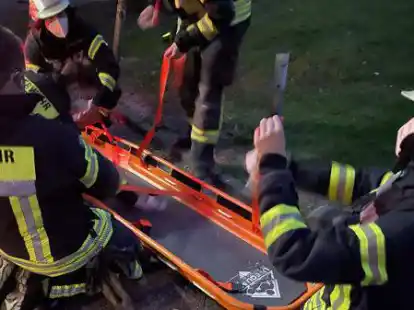 Tragehilfe f&uuml;r den Rettungsdienst des Landkreises Aurich: Im April musste die Freiwillige Feuerwehr Norden aushelfen, weil der Fahrstuhl eines Geb&auml;udes f&uuml;r die Trage des Rettungsdienstes zu klein war &ndash; und der Weg &uuml;ber das Treppenhaus viele helfende H&auml;nde verlangte.