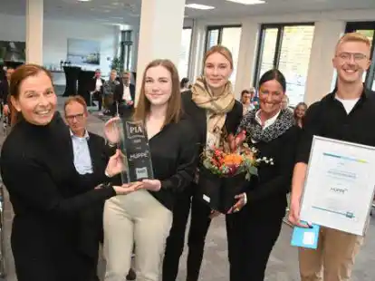 1. Platz (von links) Stephanie von Unruh (Gesch&auml;ftsf&uuml;hrerin der Nordwest Mediengruppe, Jury-Mitglied und Laudatorin), Michelle Oltmanns (Azubi), Naira Patrzek (Ausbildungskoordinatorin), Sabine Sch&uuml;nemann (H&uuml;ppe-Prokuristin und Director Human Resources) und Tim Niermann (Azubi)