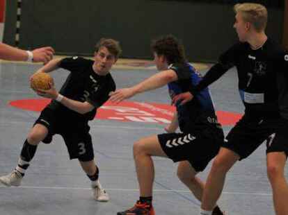 Ausgewackelt haben die A-Jungen der JMSG Friesland (schwarze Trikots) am Sonntag im Spitzenspiel nach der Pause die HSG LiGra.