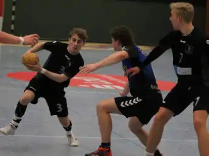 Ausgewackelt haben die A-Jungen der JMSG Friesland (schwarze Trikots) am Sonntag im Spitzenspiel nach der Pause die HSG LiGra.