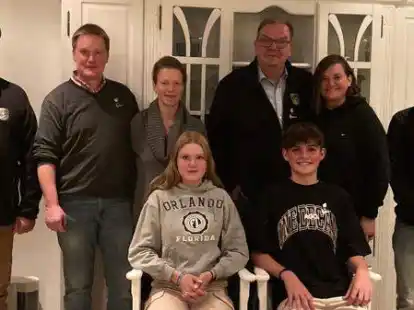 Fourier Marco Freytag (links) und sein Stellvertreter Dirk Timmermann (rechts) haben Oliver (ab 2. von links) und Insa mit Franziska Pleus sowie Markus und Birgit mit Lennard Wulf zum Rockappell der Wachkompanie eingeladen.