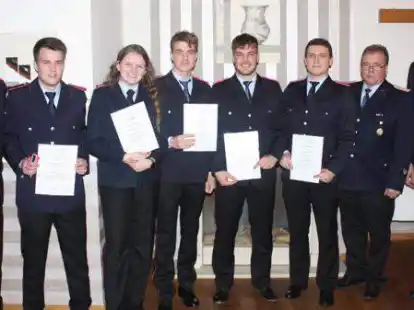 Ortsbrandmeister Tobias Hollmann (links), B&uuml;rgermeister Christoph Reents (von rechts) und Gemeindebrandmeister Herwig Grotel&uuml;schen bef&ouml;rderten (ab 2. von li.) Reik Sch&uuml;rmann, Femke Schmidt, Til Kirsch, Tjorven Kirsch und Taake Cordes.