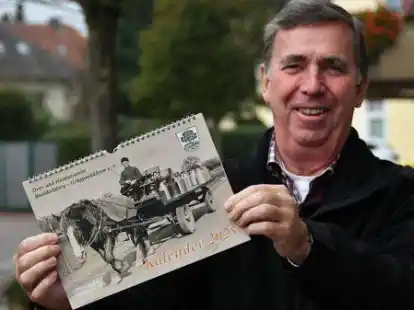 Erich D&uuml;&szlig;mann, Vorsitzender vom Orts- und Heimatverein Bookholzberg-Gr&uuml;ppenb&uuml;hren, stellt den neuen Bildkalender des Vereins f&uuml;r das Jahr 2023 vor.