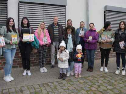 Organisierte deutsch-ukrainische Kinderb&uuml;cher f&uuml;r Eltern: Peter Gebhardt (5. von links) von der Gilde-Buchhandlung neben Antina Peters von der VHS (6. von links).