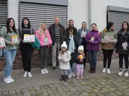 Organisierte deutsch-ukrainische Kinderb&uuml;cher f&uuml;r Eltern: Peter Gebhardt (5. von links) von der Gilde-Buchhandlung neben Antina Peters von der VHS (6. von links).