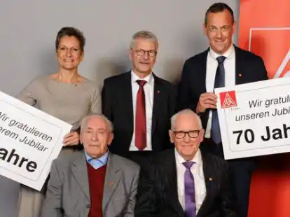 Jannes Heikes ist seit 75 Jahren IG Metall-Mitglied, Martin Saueressig geh&ouml;rt der Gewerkschaft seit 70 Jahren an. Die 1. Bevollm&auml;chtigte Franka Helmerichs, Festredner Meinhard Geiken und der 2. Bevollm&auml;chtigte Thomas Preuss (hintere Reihe von links) gratulierten den beiden Gewerkschaftern.