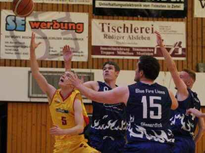 Viel Zug zum Korb: Zetels Jugendspieler Lasse Eiben (links) war im Heimspiel gegen Oldersum mit 10 Punkten zweitbester Werfer der Tigers.