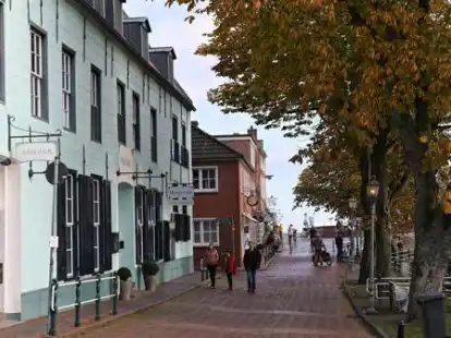Viele braune Bl&auml;tter, wenige G&auml;ste: Auch in Greetsiel ist es im Herbst ruhiger geworden.