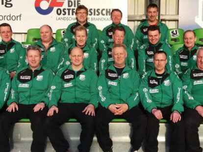 Seit Jahrzehnten Trainer bei Ostfrisia Moordorf: Harm Hillers (unten rechts) mit den Alten Herren.