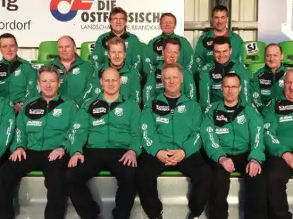 Seit Jahrzehnten Trainer bei Ostfrisia Moordorf: Harm Hillers (unten rechts) mit den Alten Herren.